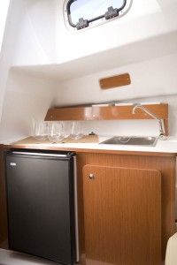 Kitchnette avec évier et eau sous pression, frigo 42L (Ambition) pouvant recevoir un réchaud gaz