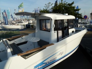 Le beneteau Barracuda 7 en vue de 3/4 arrière