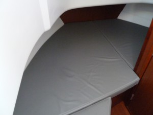 la couchette avant permet de faire dormir 2 adultes