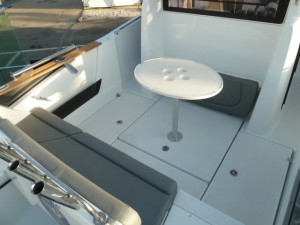La table de cockpit et le banc de cockpit replié