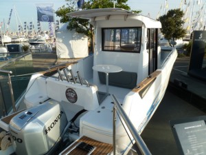 Le cockpit du Barracuda 7 avec les options table, support de cannes et bimini soleil