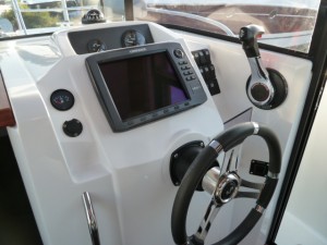 Le tableau de bord du Barracuda 7 peut recevoir une électronique jusqu'à 12 pouces... Ici en présentation le LOWRANCE HDS 10