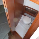 Cabinet de toilette séparé permettant l'installation d'un WC marin ou chimique