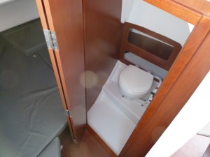 Cabinet de toilette séparé permettant l'installation d'un WC marin ou chimique