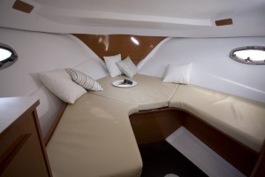 La cabine du Flyer 750 sundeck peut être configuré en assise, couchage ou table de cabine