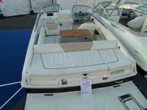 Cockpit et plateforme du Bayliner 642 CU