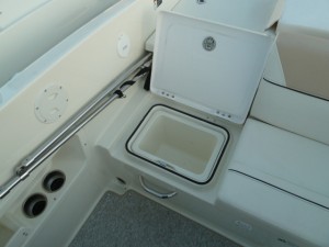 Coffre dans la banquette arrière