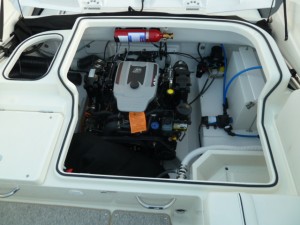 Accès mécanique dans la cale du Bayliner 642 CU
