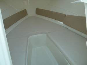 La cabine permet de coucher 2 adultes (1m35 x 2m00)