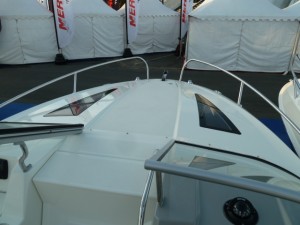 Le pont du Bayliner 642 dispose de deux ouvertures  permettant une grande clarté dans la cabine