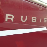 Coque rouge rubis sur la série spéciale du Beneteau Flyer 750 sundeck