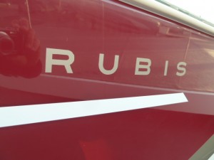 Coque rouge rubis sur la série spéciale du Beneteau Flyer 750 sundeck