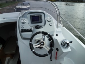 Tableau de bord du 300 Verado avec boitier DTS et combiné Lowrance HDS