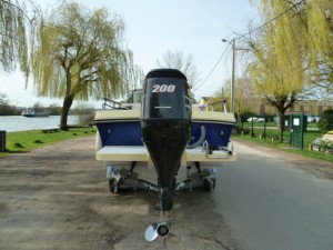 200 cv SUZUKI monté sur le bracket.